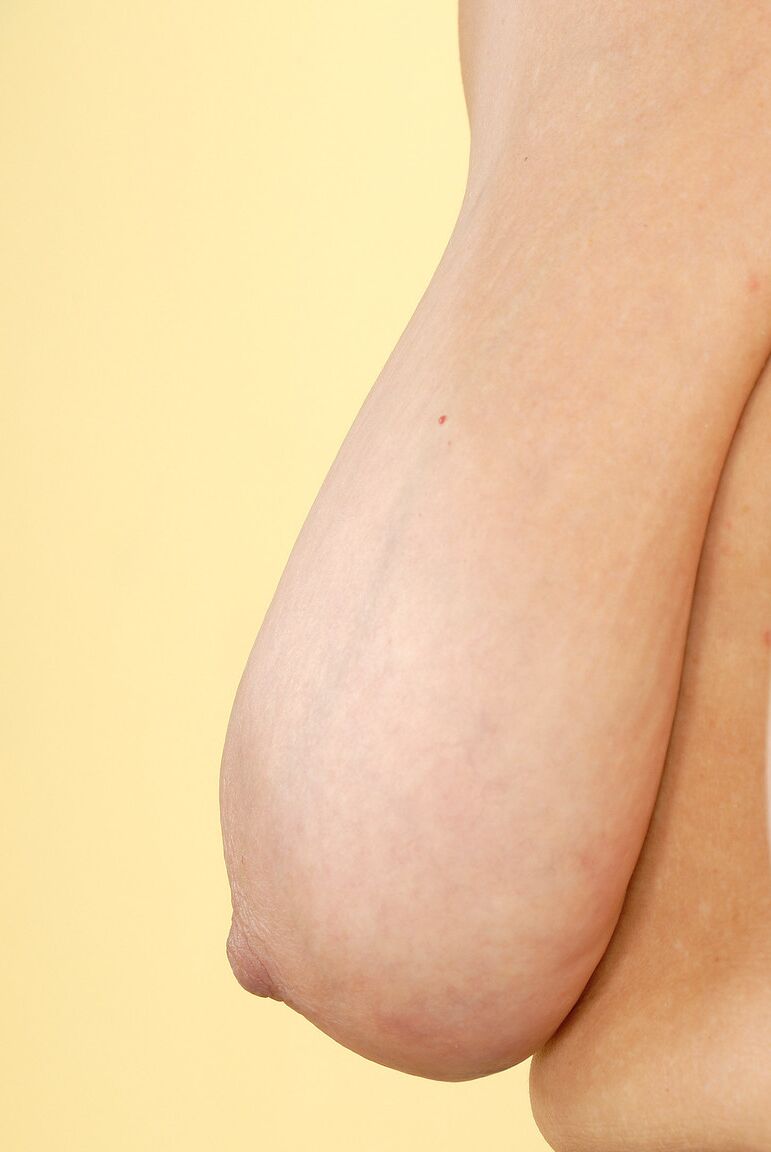 21P La ninfómana Hillary muestra su coño peludo y sus grandes tetas naturales