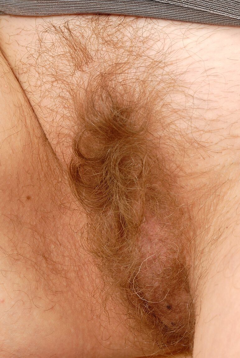 21P La ninfómana Hillary muestra su coño peludo y sus grandes tetas naturales