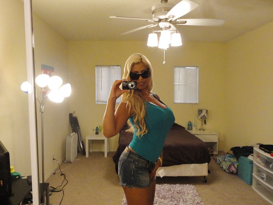 16P MILF con enormes tetas Bridgette B hace fotos amateur de ella misma