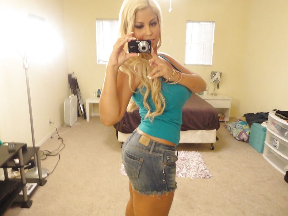 16P MILF con enormes tetas Bridgette B hace fotos amateur de ella misma