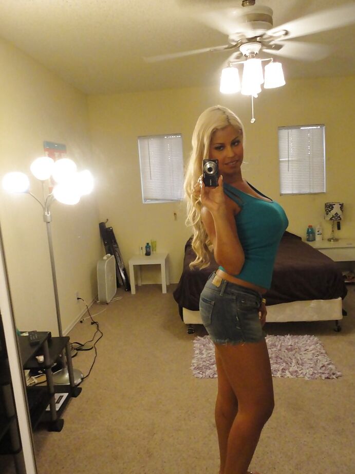 16P MILF con enormes tetas Bridgette B hace fotos amateur de ella misma