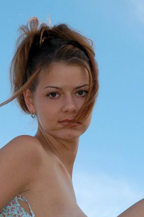 20P La beauté amateur Kellyq exhibe ses gros seins