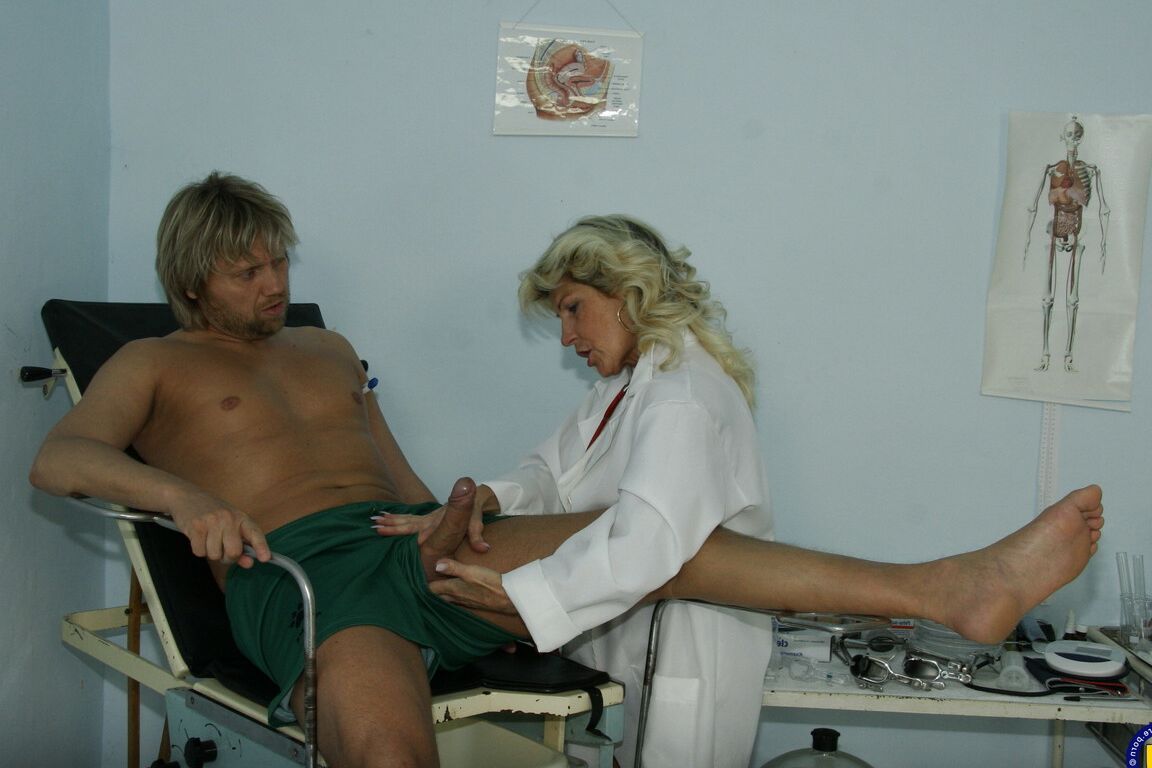 21P Enfermeira loira madura Betina chupa o pau do paciente