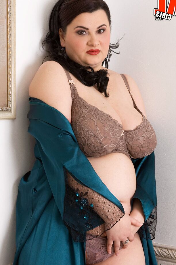 16P Fatty Madison Lee muestra sus enormes tetas durante el juego en solitario en la ducha con jabón