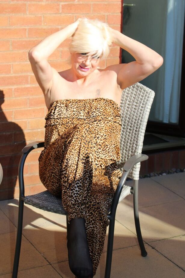 20P Die ältere Platinblondine Dimonty entblößt auf einer Terrasse ihre natürlichen Titten