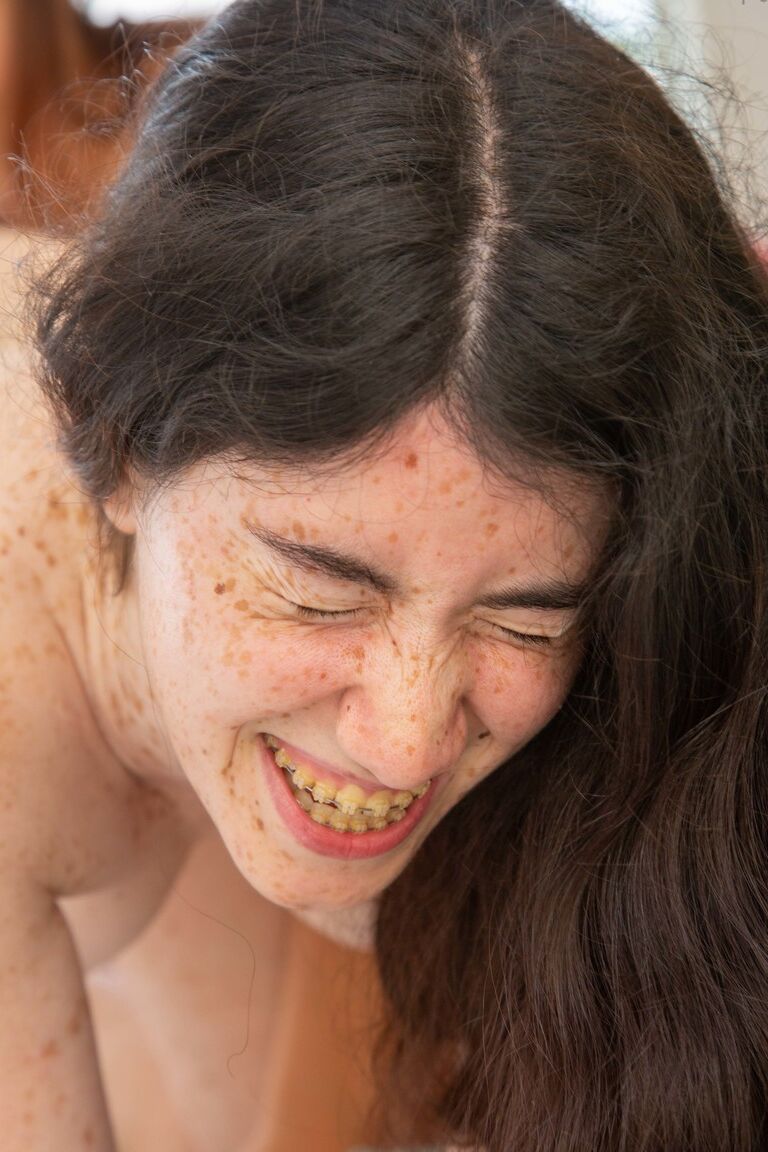 21P Amateur-Lesbe Elysa lässt sich von ihrer Freundin mit sommersprossigem Körper ihre haarige Muschi lecken