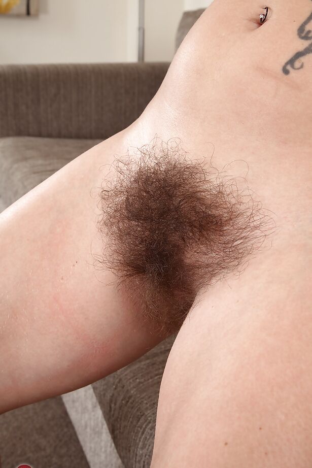16P La madre rubia Elle Macqueen se quita el vestido para mostrar las piernas desnudas y el coño peludo