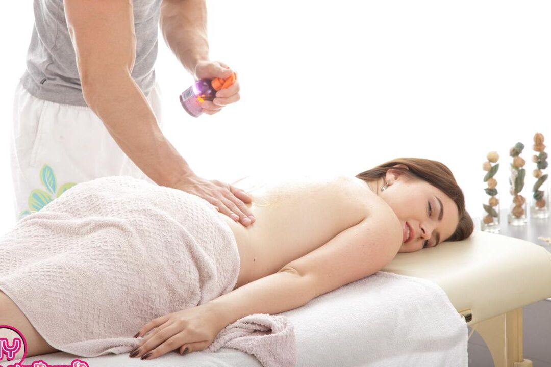 14P Linda menina adolescente com peitos bonitos é fodida por um atendente de massagem de RH