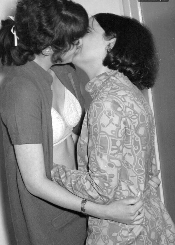 12P estrelas porno vintage MILF curtindo beijos lésbicos quentes e lambidas de buceta