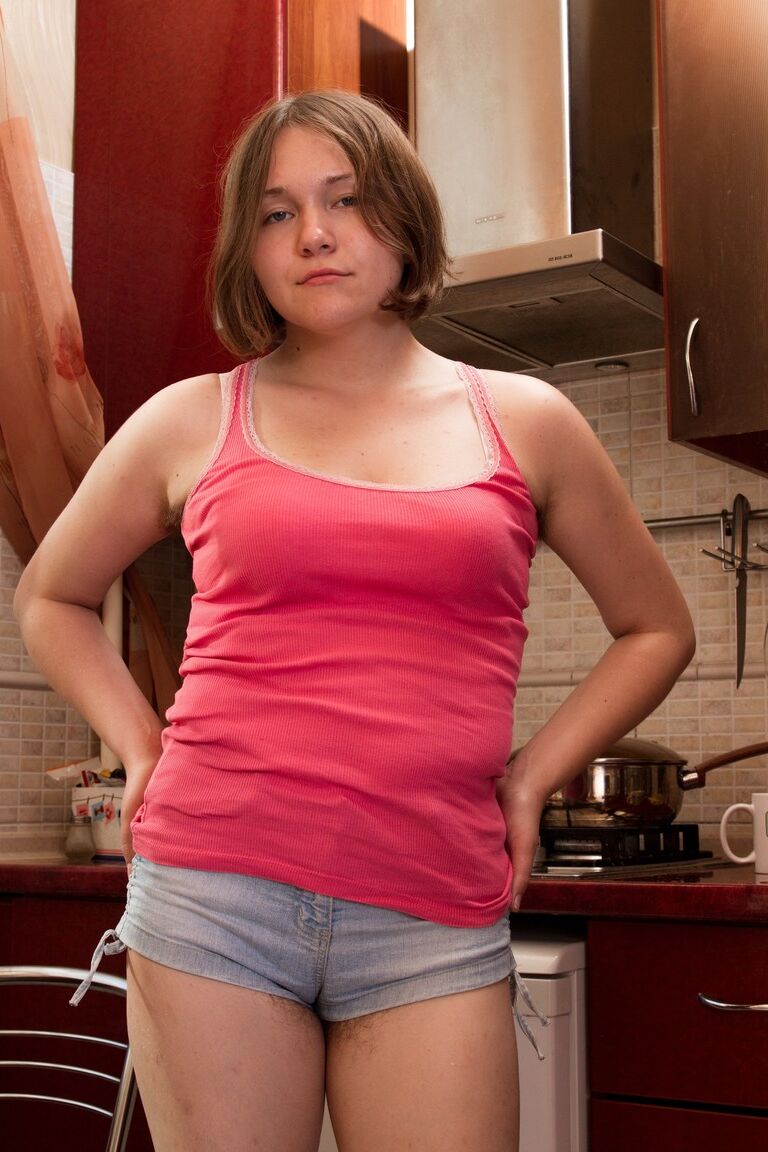 18P Adolescente morena en pantalones cortos de mezclilla Clarissa revela su culo gordo y natural