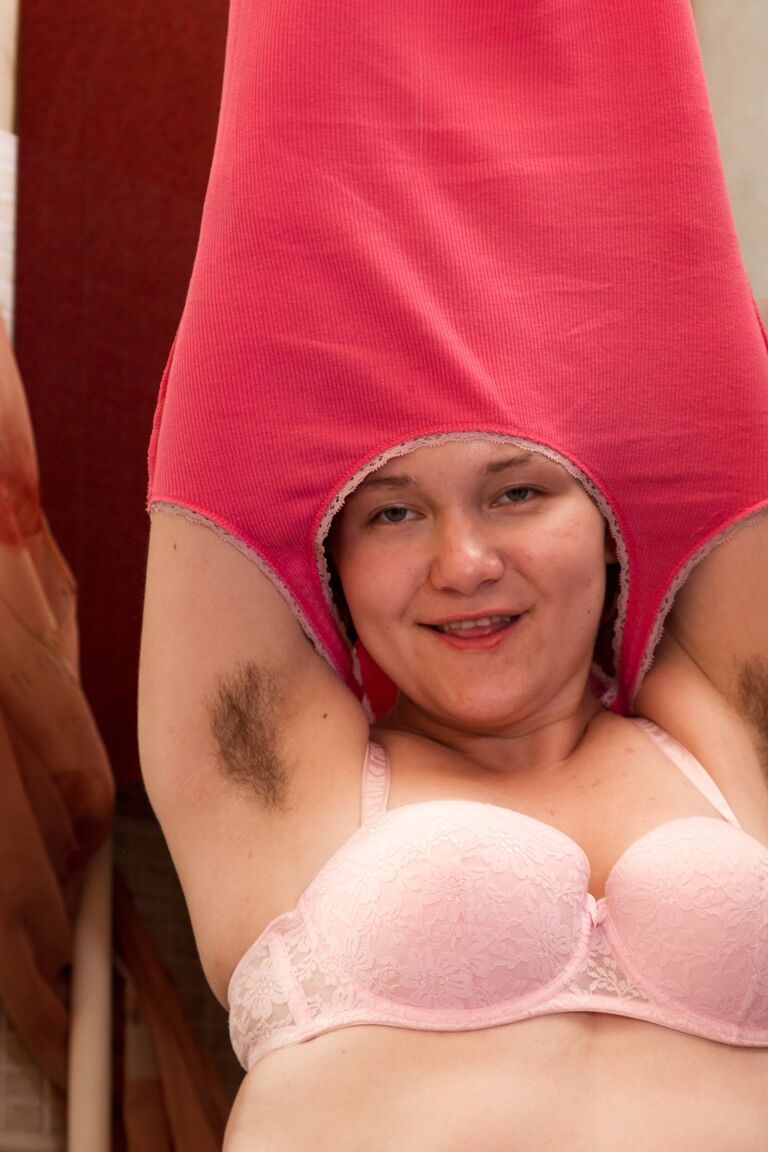 18P Adolescente morena en pantalones cortos de mezclilla Clarissa revela su culo gordo y natural