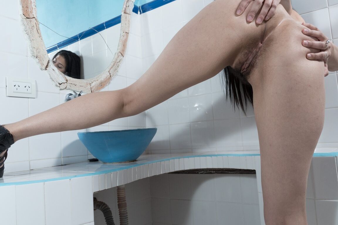 17P La brune française Francesca se met nue dans la salle de bain et montre sa chatte touffue