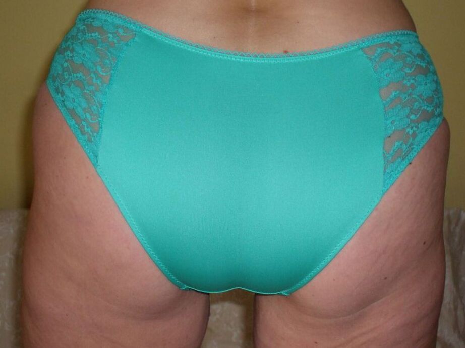 20P La mayor amateur Busty Bliss muestra sus tetas naturales mientras se cambia la ropa interior