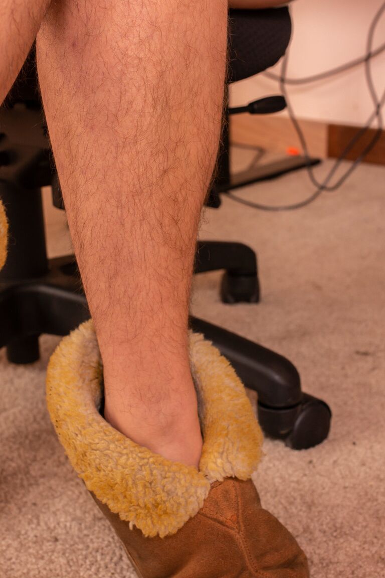 21P A atordoante madura Nikki Silver tira a roupa e exibe com orgulho seu corpo peludo e sexy