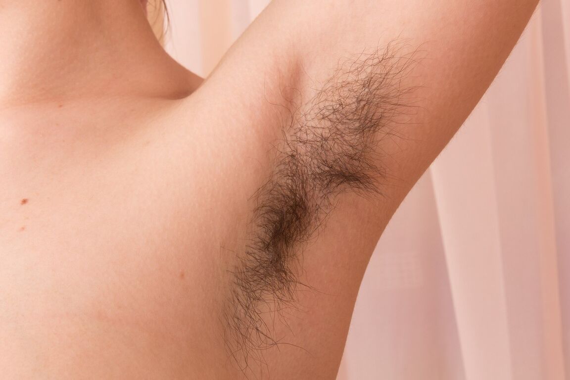 18P A morena alta e pernuda, querida Halmia, mostra um castor densamente peludo em sua cama