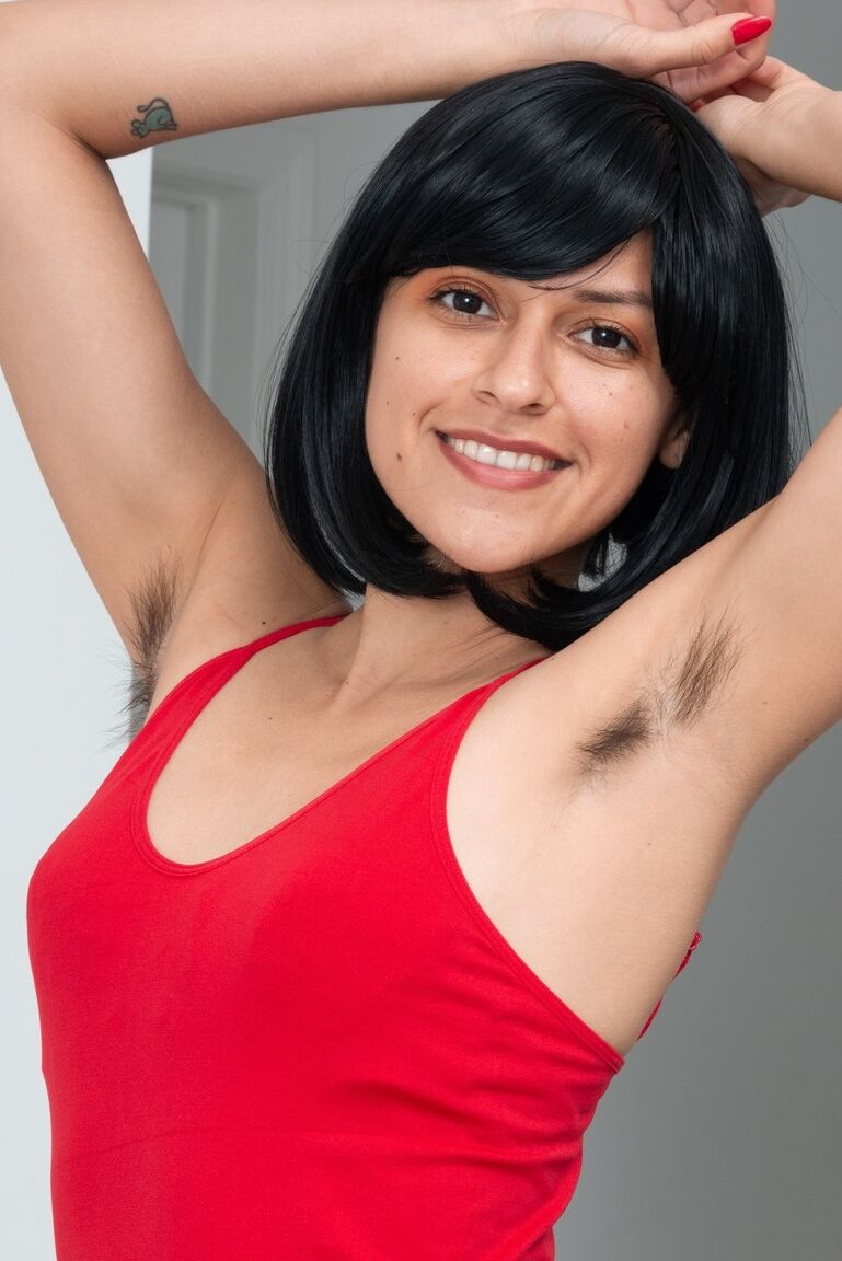 16P La amateur de pelo oscuro Andy Moon muestra con orgullo su cuerpo sin afeitar después de desnudarse