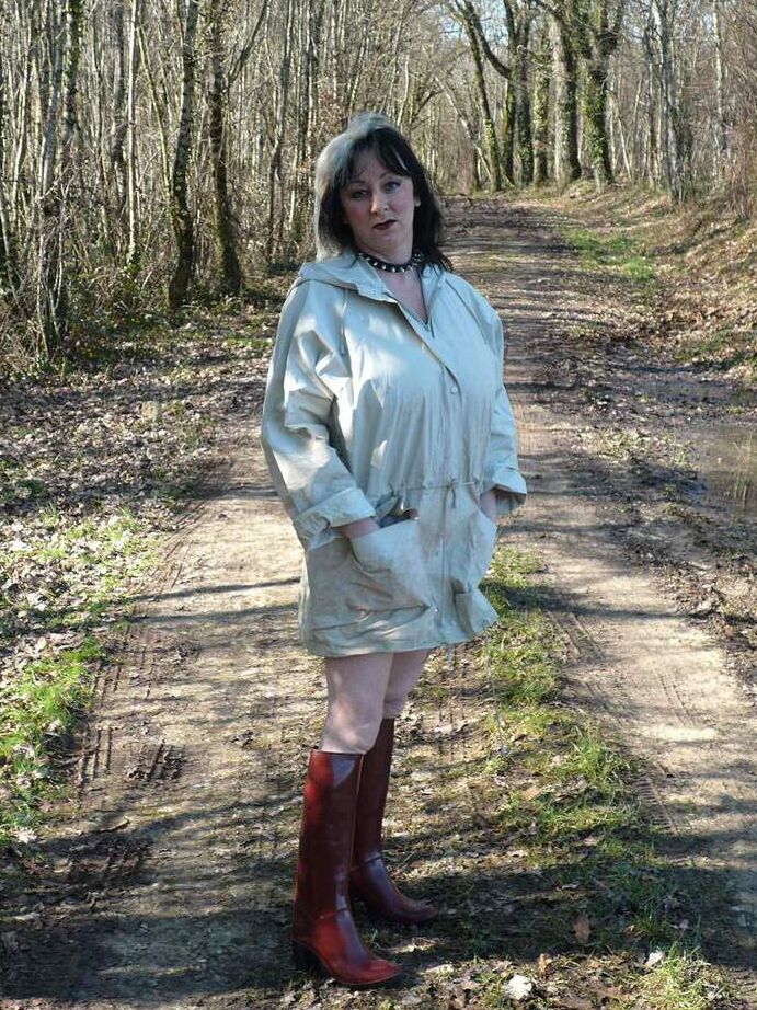 20P Die ältere Amateurin Mary Bitch hockt im Wald, um in eine Schlammpfütze zu pinkeln