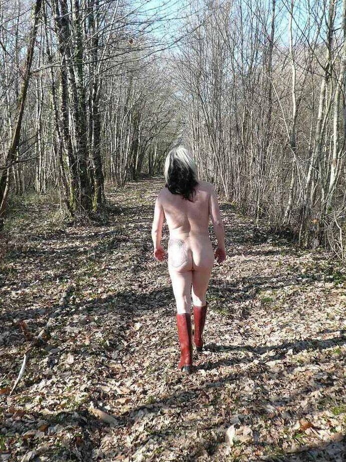 20P Die ältere Amateurin Mary Bitch hockt im Wald, um in eine Schlammpfütze zu pinkeln