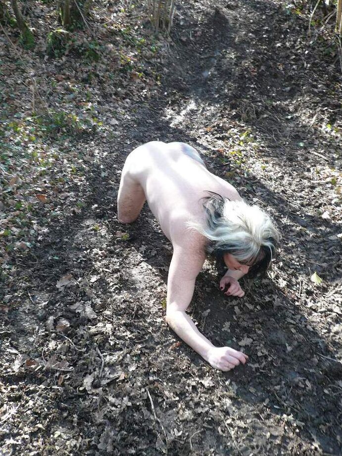20P Die ältere Amateurin Mary Bitch hockt im Wald, um in eine Schlammpfütze zu pinkeln