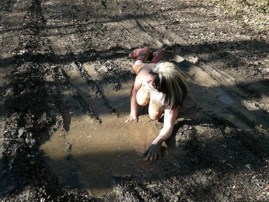 20P Die ältere Amateurin Mary Bitch hockt im Wald, um in eine Schlammpfütze zu pinkeln