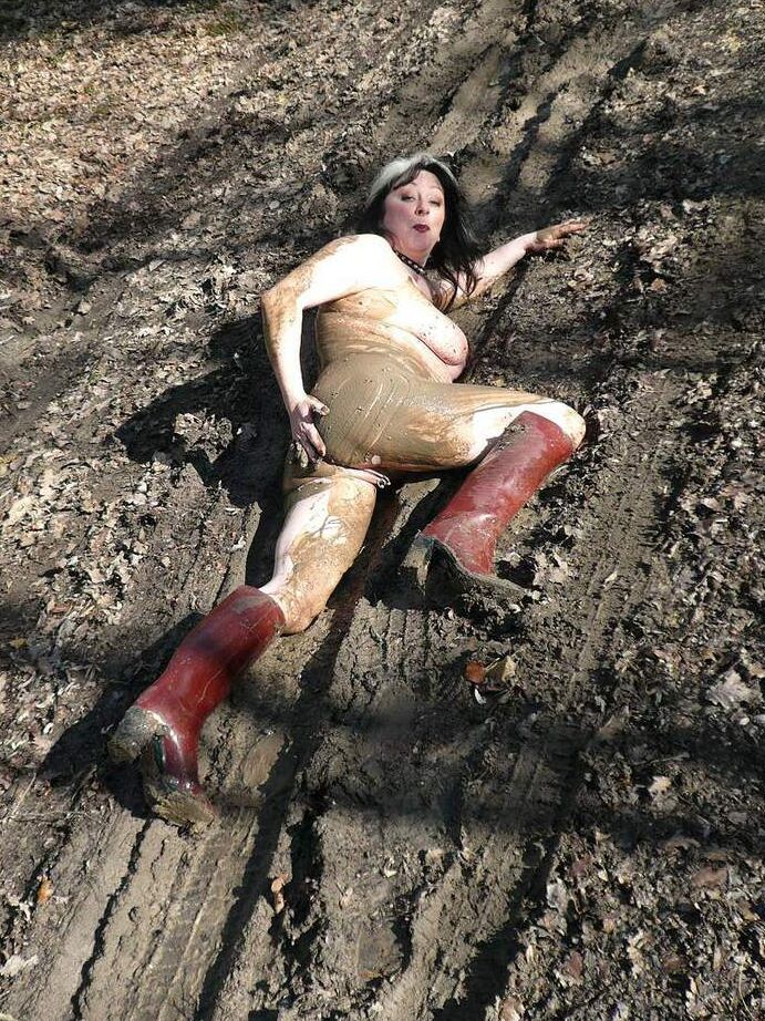 20P Die ältere Amateurin Mary Bitch hockt im Wald, um in eine Schlammpfütze zu pinkeln
