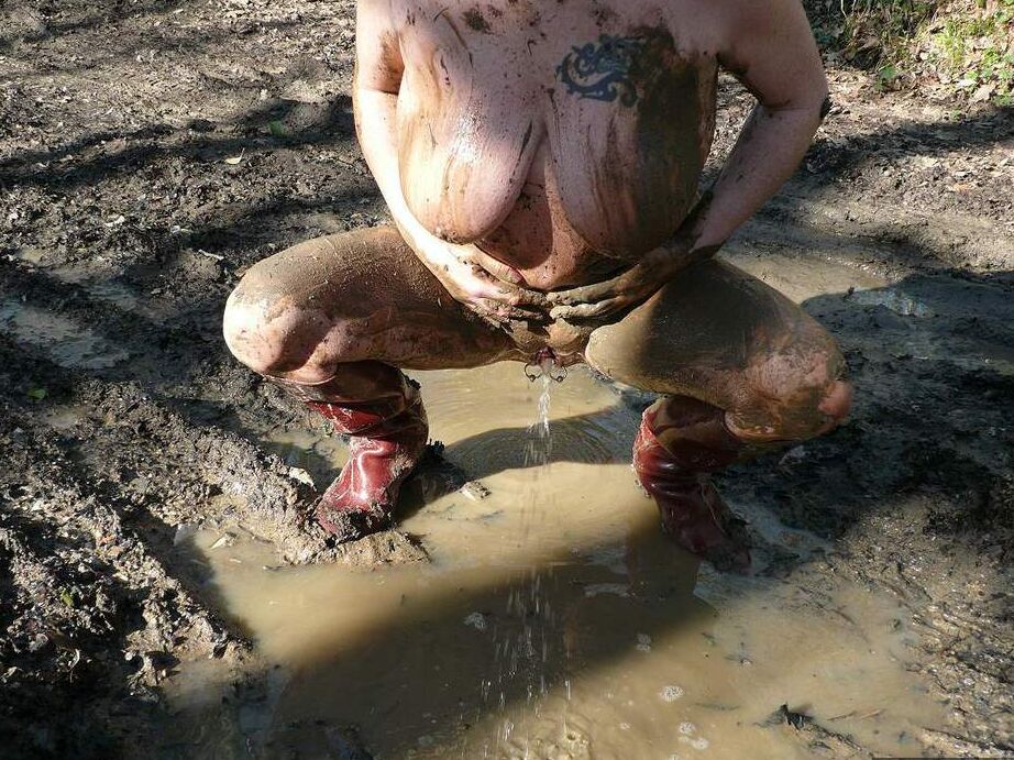 20P Die ältere Amateurin Mary Bitch hockt im Wald, um in eine Schlammpfütze zu pinkeln