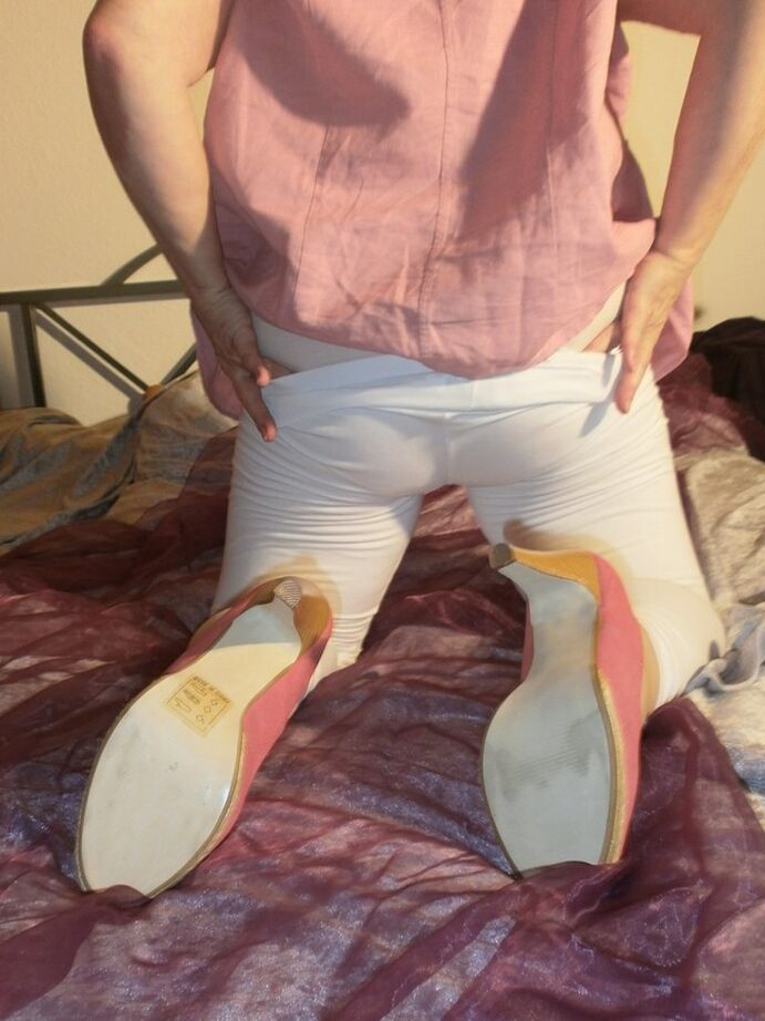20P Mulher madura Caro desliza suas leggings brancas sobre a calcinha da vovó