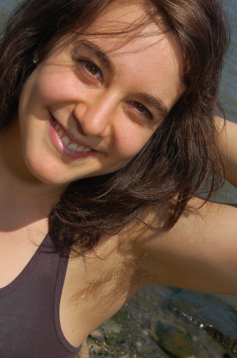 21P Amalia muito amadora fica nua perto de um rio local