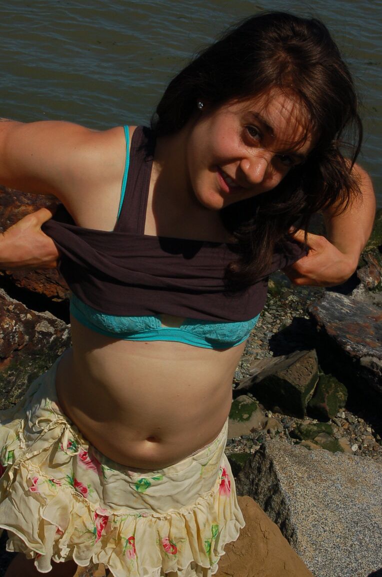 21P Amalia muito amadora fica nua perto de um rio local