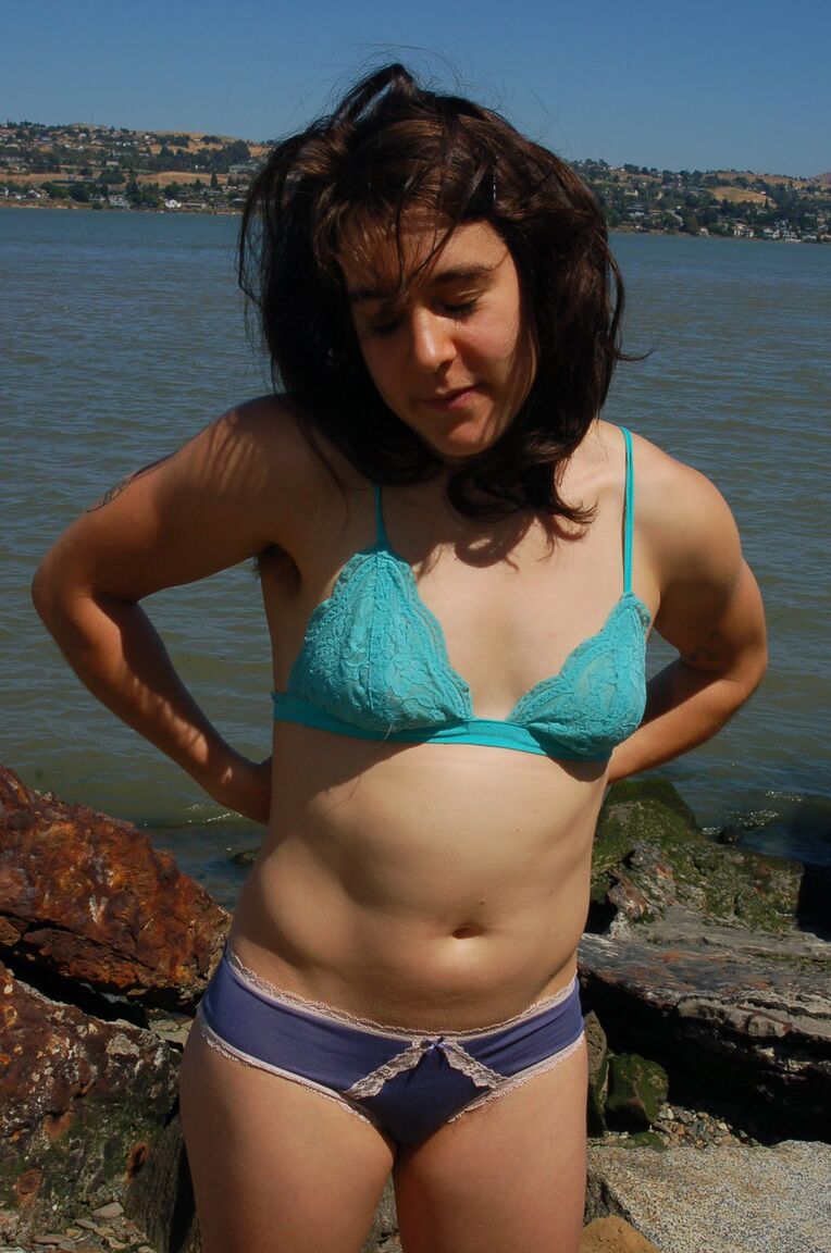 21P Amalia muito amadora fica nua perto de um rio local