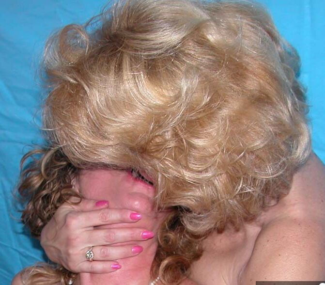 19P Mulher madura Devlynn beija sua amante lésbica durante as preliminares