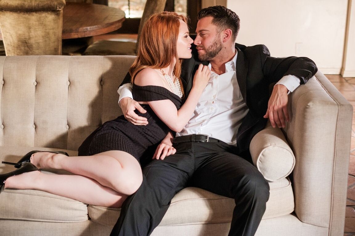 15P A ruiva pálida Ella Hughes seduz seu homem com um vestido preto curto e salto alto