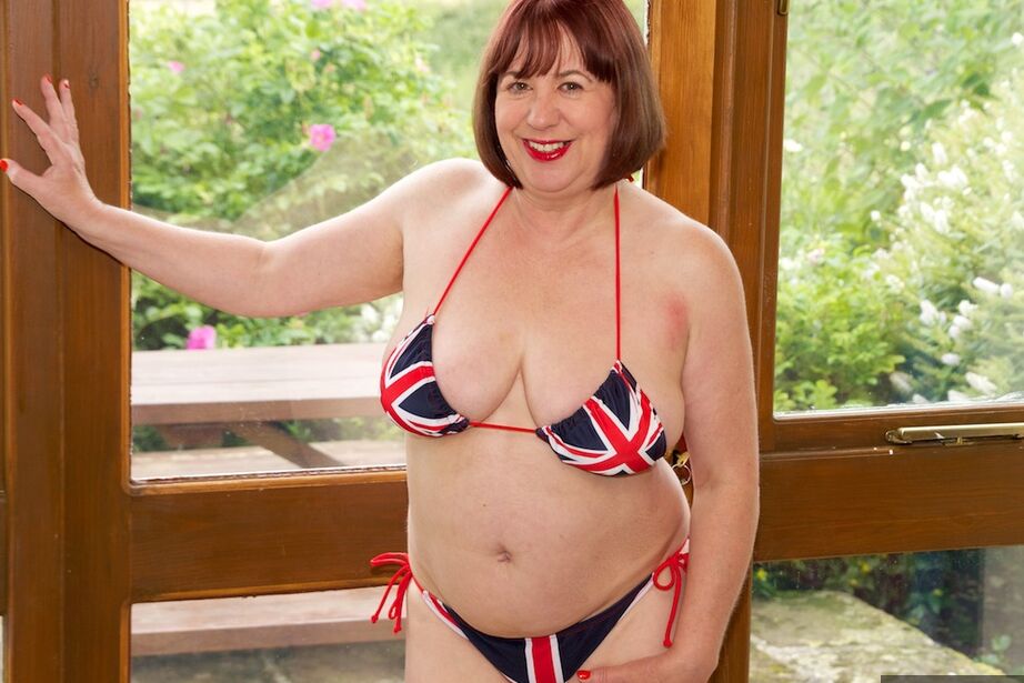 20P A ruiva mais velha do Reino Unido, Speedy Bee, tira um biquíni Union Jack para ficar nua