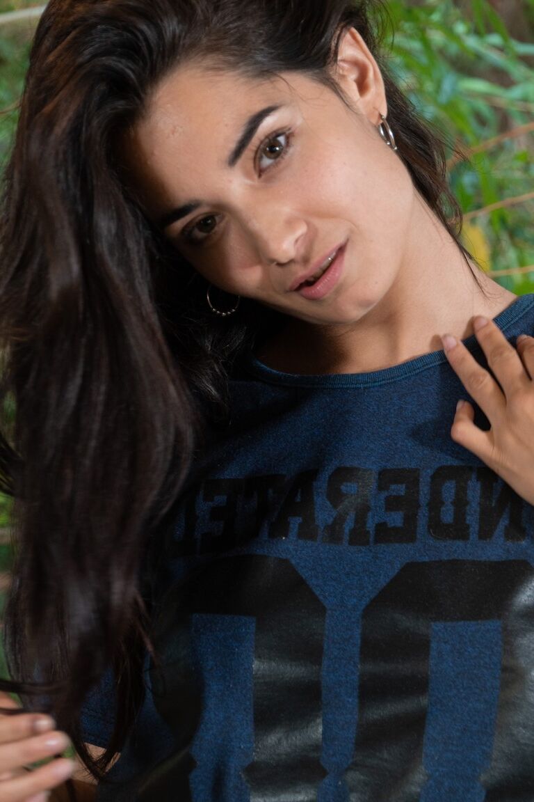 21P Linda morena sorridente Tiffany exibindo sua convidativa buceta peluda ao ar livre