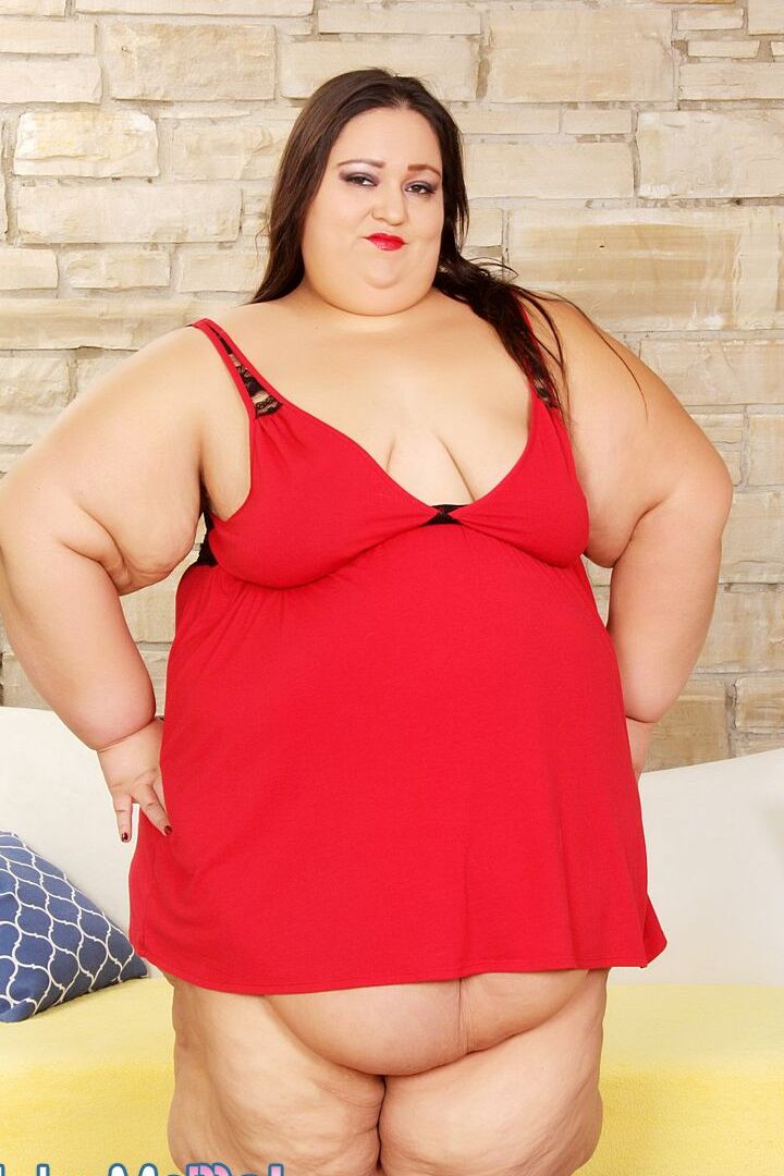 14P 3 SSBBWs ziehen sich für Dreiersex mit Mädchen auf dem robusten Chesterfield aus