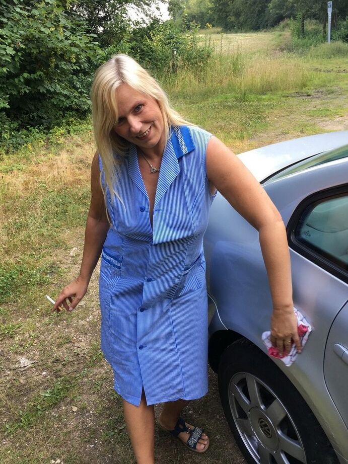 20P La mamá madura fumadora Sweet Susi abre su vestido para pellizcar sus pezones duros al aire libre