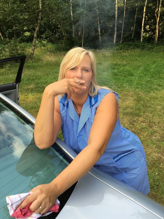20P La mamá madura fumadora Sweet Susi abre su vestido para pellizcar sus pezones duros al aire libre
