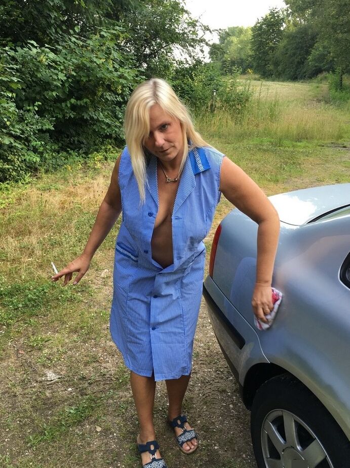 20P La mamá madura fumadora Sweet Susi abre su vestido para pellizcar sus pezones duros al aire libre