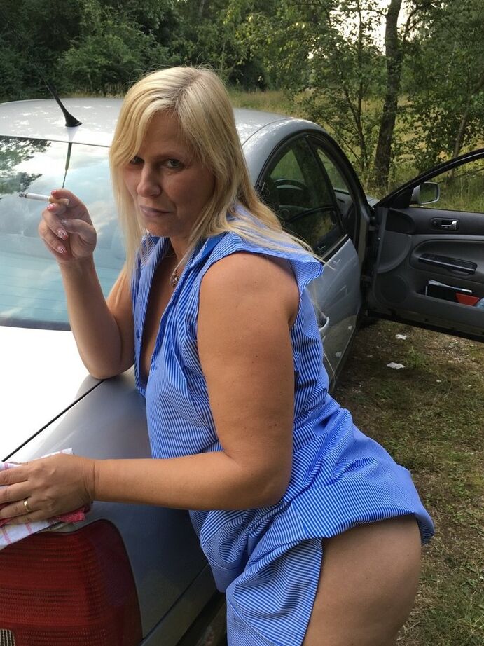 20P La mamá madura fumadora Sweet Susi abre su vestido para pellizcar sus pezones duros al aire libre