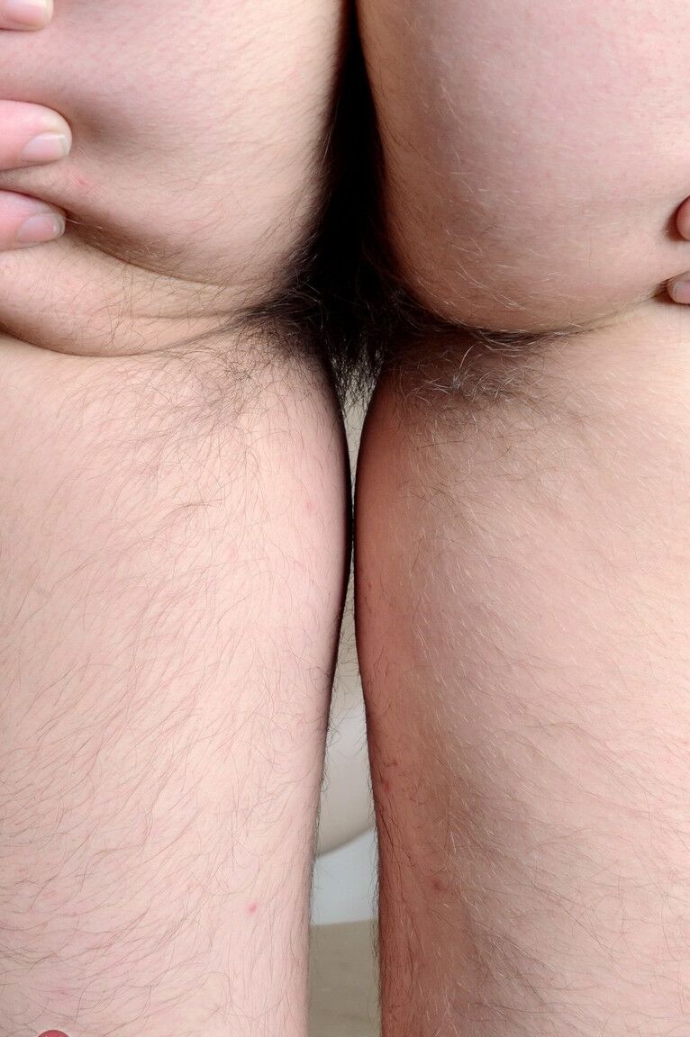 21P, l'Américaine Valkyree Jaine étale de près sa chatte poilue excitante.