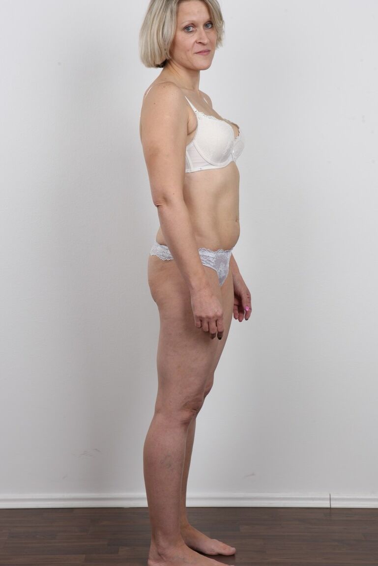 20P Mulher madura cruza as pernas depois de tirar todas as roupas