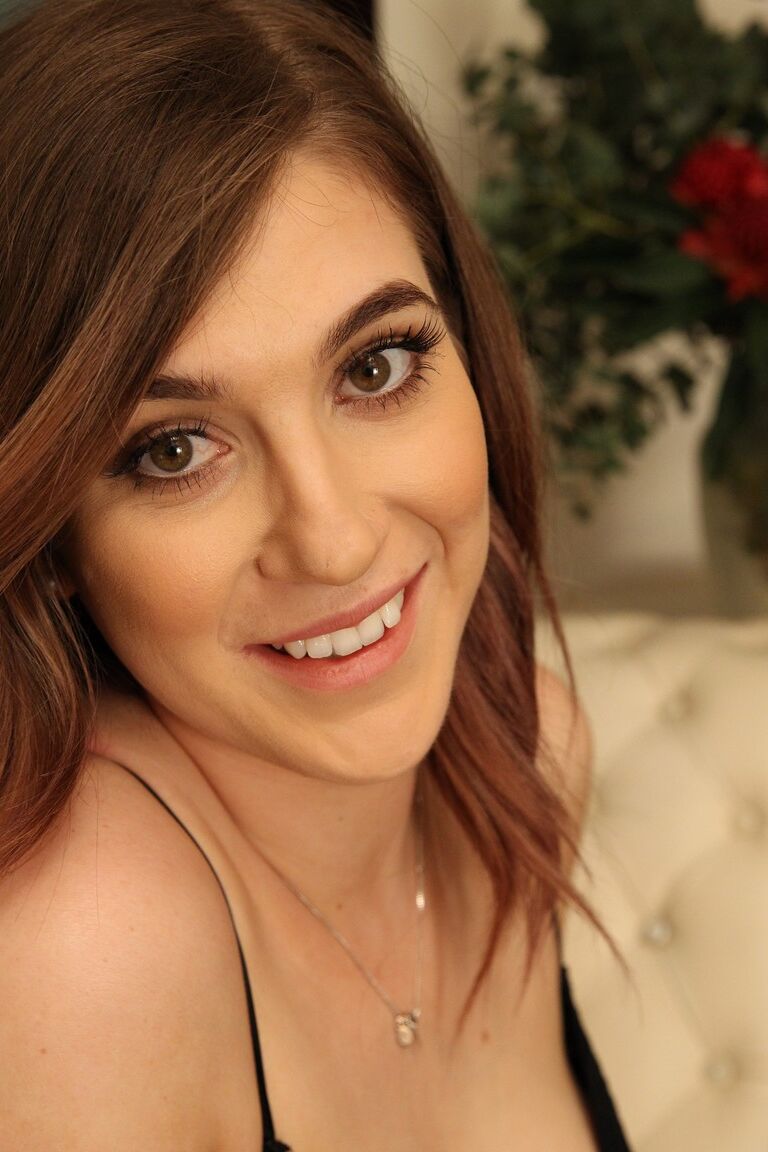 19P La amateur de ojos grandes Ellie hace un striptease perverso para jugar con su hermoso coño