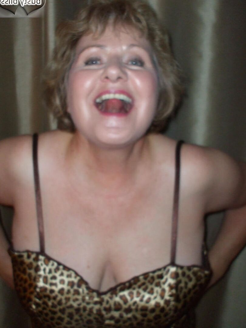 16P Madura amateur Busty Bliss muestra con orgullo sus grandes tetas naturales