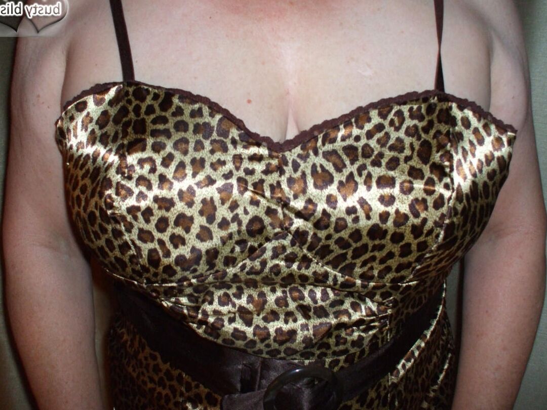 16P Madura amateur Busty Bliss muestra con orgullo sus grandes tetas naturales