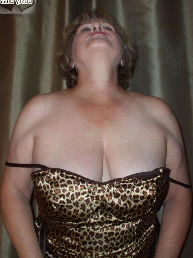 16P Madura amateur Busty Bliss muestra con orgullo sus grandes tetas naturales