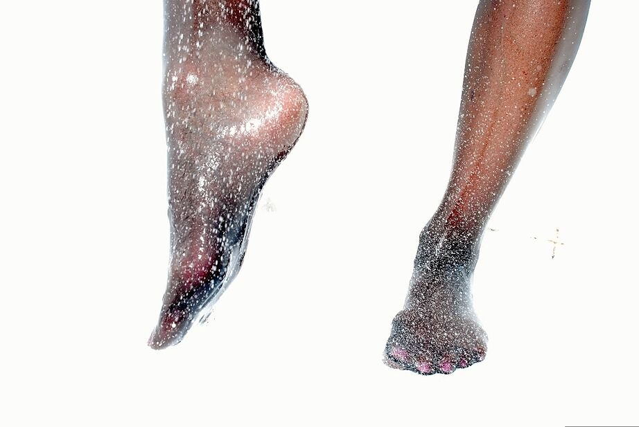 20P La grande amatrice Raunchy Raven se mouille sous la douche en portant des collants