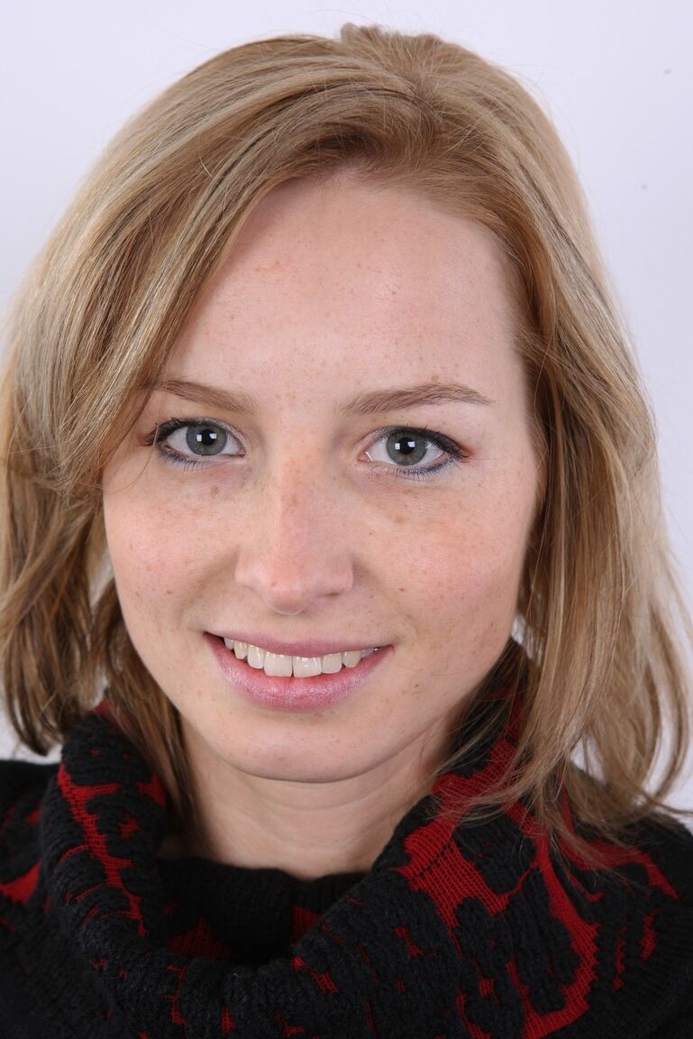 20P La blonde Jana décide de s'essayer au mannequinat nu lors d'une audition photo