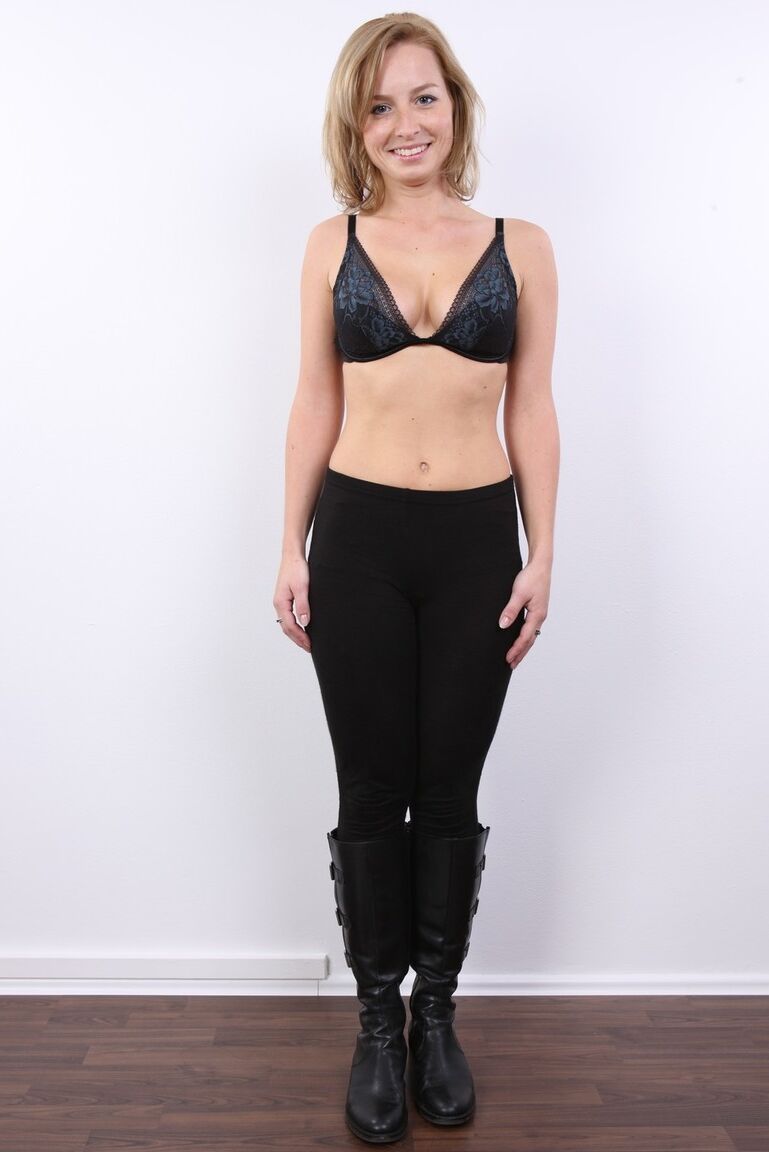 20P La blonde Jana décide de s'essayer au mannequinat nu lors d'une audition photo