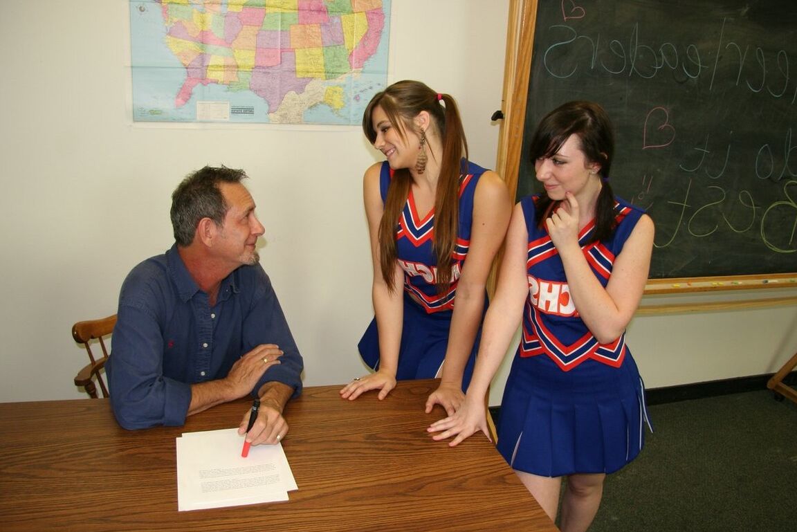 11P 2 pom-pom girls branlent leur prof de géographie sur son bureau