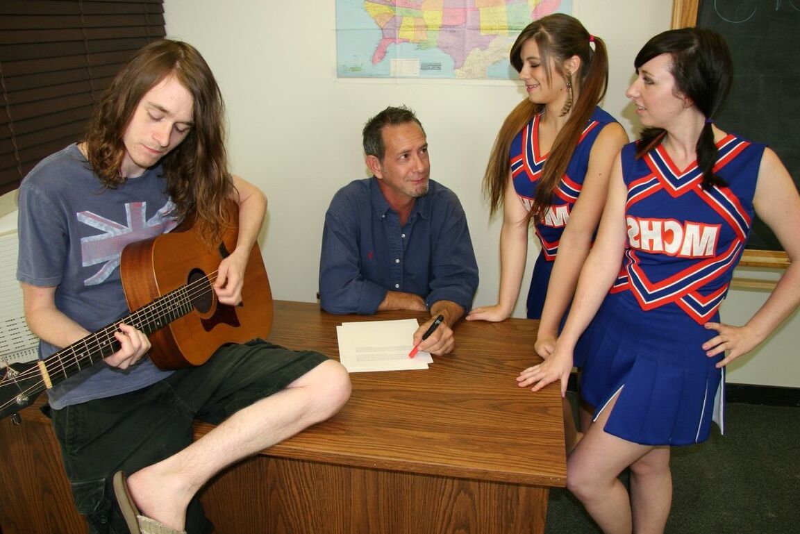 11P 2 pom-pom girls branlent leur prof de géographie sur son bureau